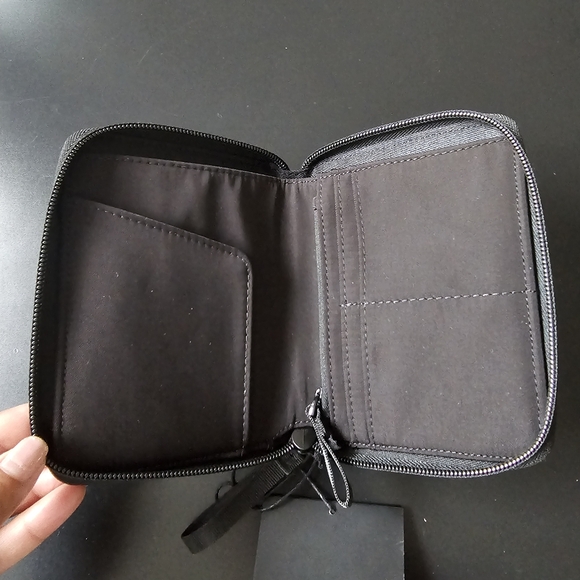 carta Everything Passport Holder - Picture 3 of 4